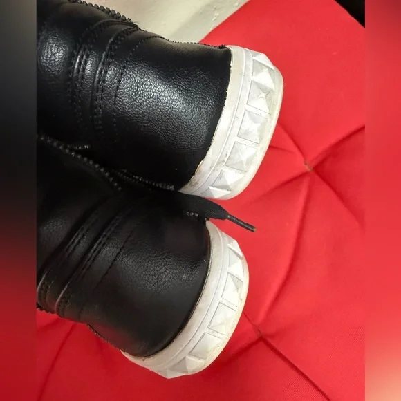 GUESS Women’s black high top sneakers. Size 8. Excellent condition - Picture 4 of 11